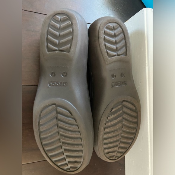 Crocs Women’s Flats - Picture 2 of 3